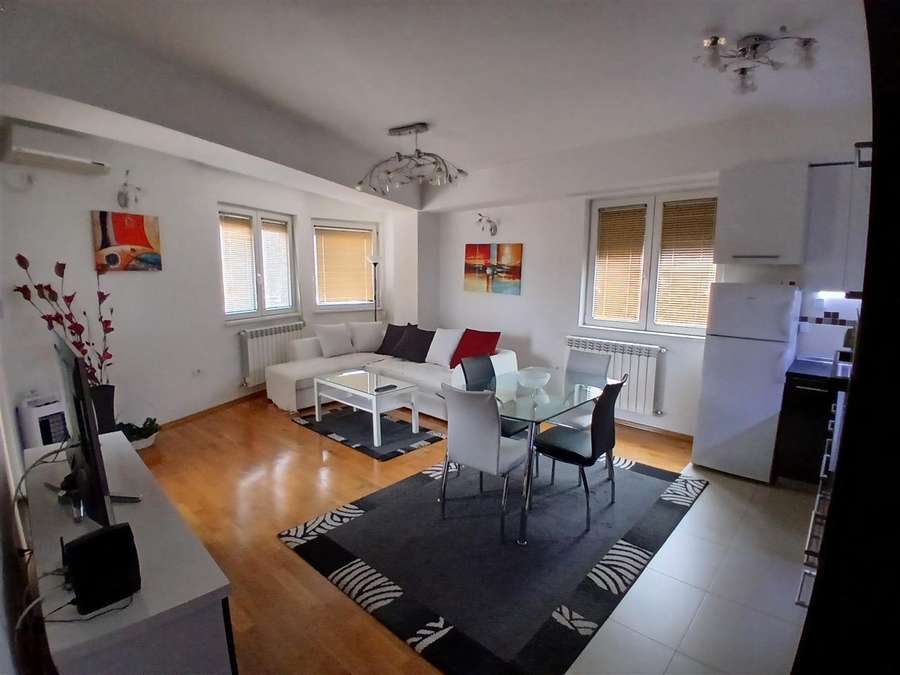 Apartament me tre dhoma gjumi për qira në Qendër, Pestalozzi - 1