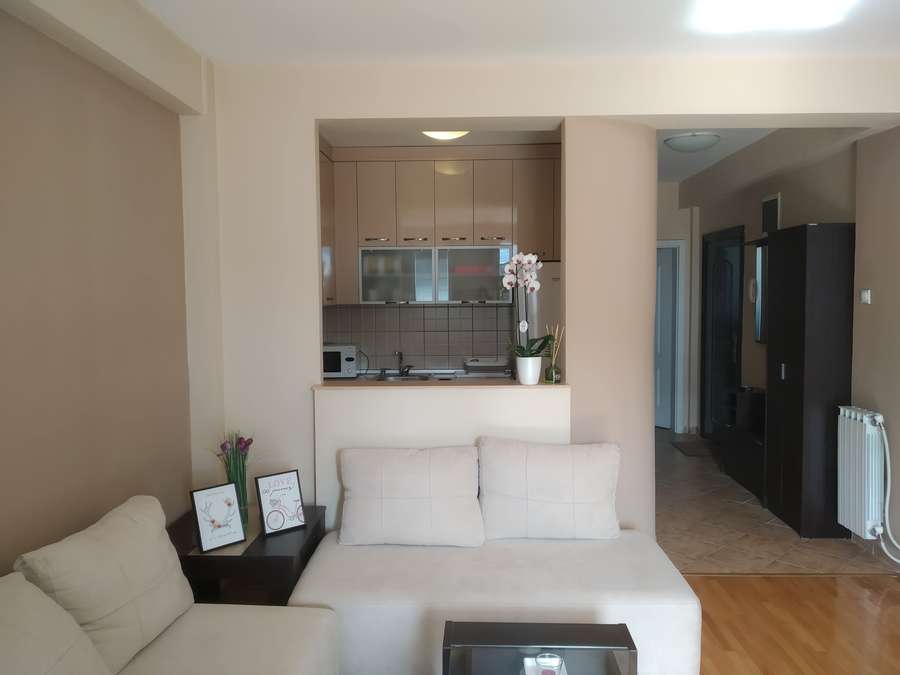 PËR QIRA APARTAMENT FUNKSIONAL ME TRE DHOMA NË QENDRËN E STRIKTË - 1