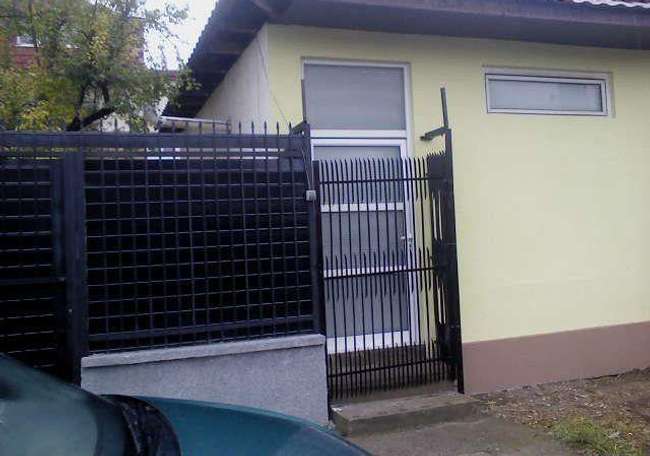 Shtëpi e madhe me objekt biznesi dhe oborr - 3