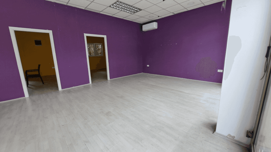 Hapësirë tregtare 85m2 me vitrinë në Qendër - 1