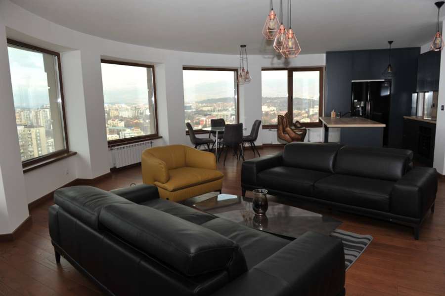 APARTAMENT I MREKULLUESHËM ME KATËR DHOMA ME LOKACION NË FLATIRON - 1