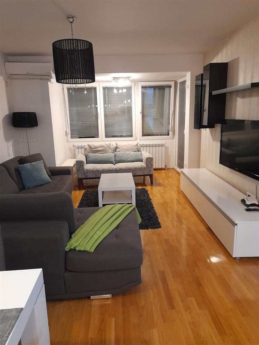 Apartament i ri me tre dhoma gjumi në Qendër - 1