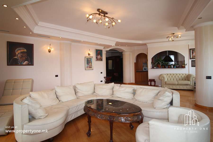 LUXURIOUS FURNISHED APARTMENT IN THE CENTER - 1