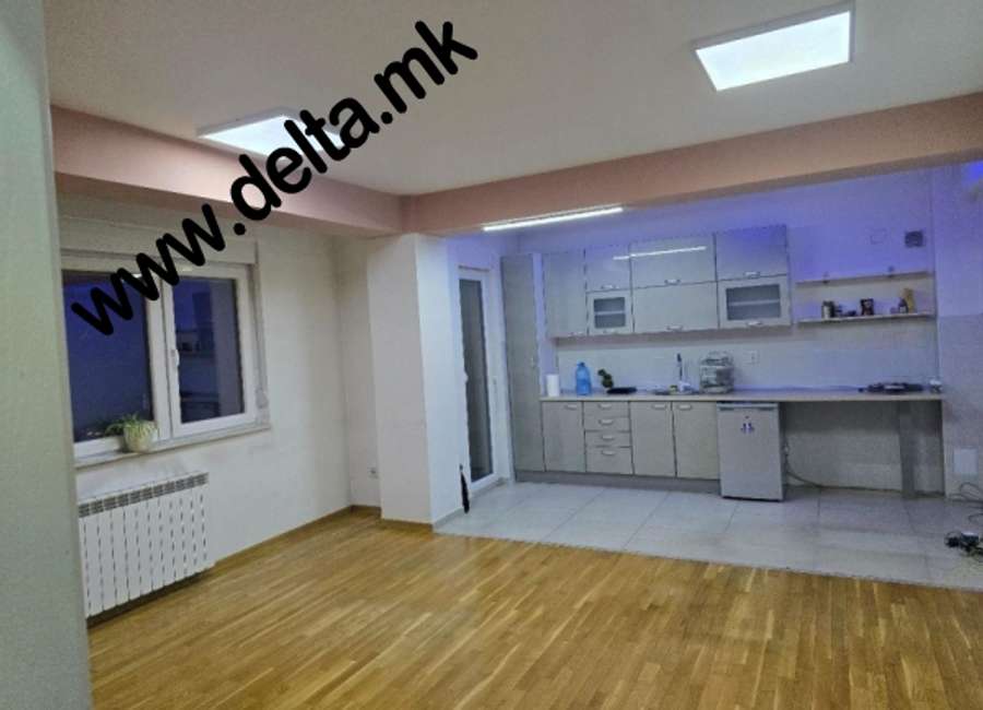 Jepet me qira apartament bosh tre dhoma në Qendër - 1