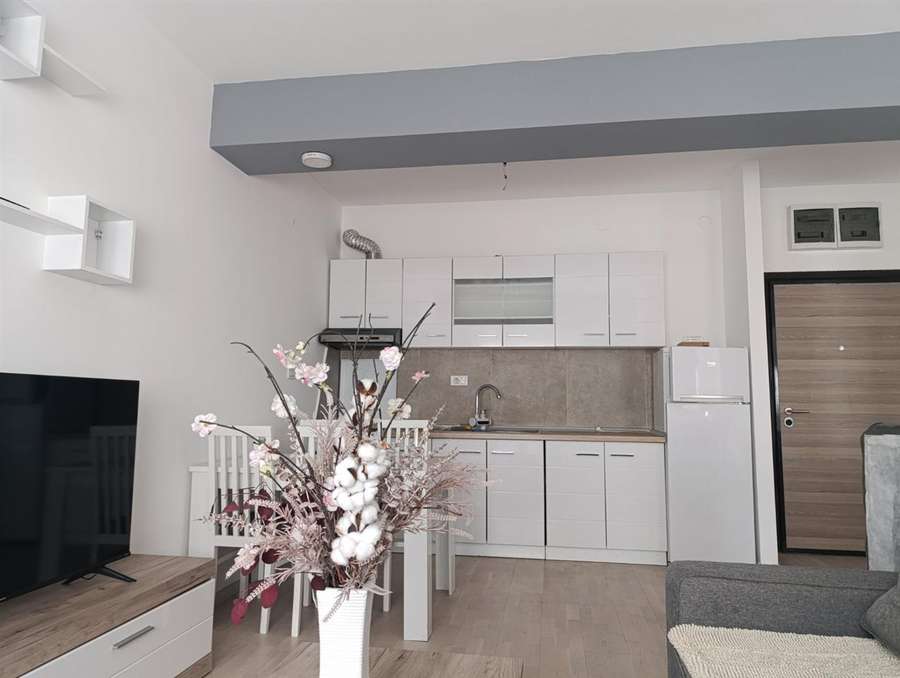 Apartament me dy dhoma gjumi përballë Kolegjit Amerikan - 1