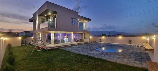 Mодерна куќа во Пинтија image