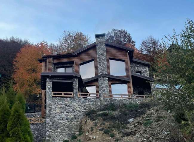 Kуќа со панорамски поглед кон езеро во Маврово image