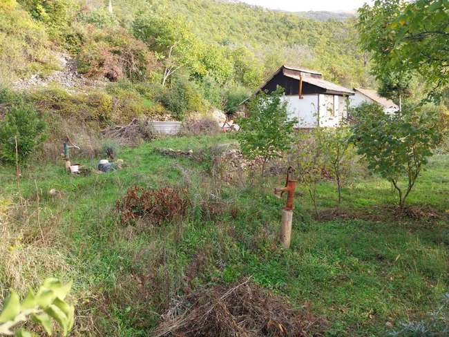 Плац со куќичка над с.Пештани - 2