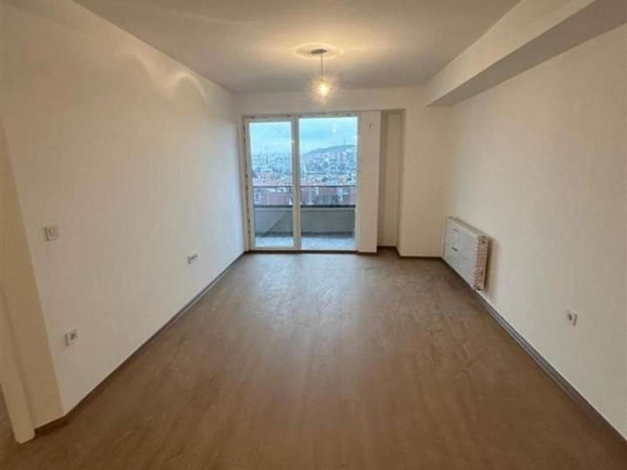 Apartament i ri bosh në Qendër - 1