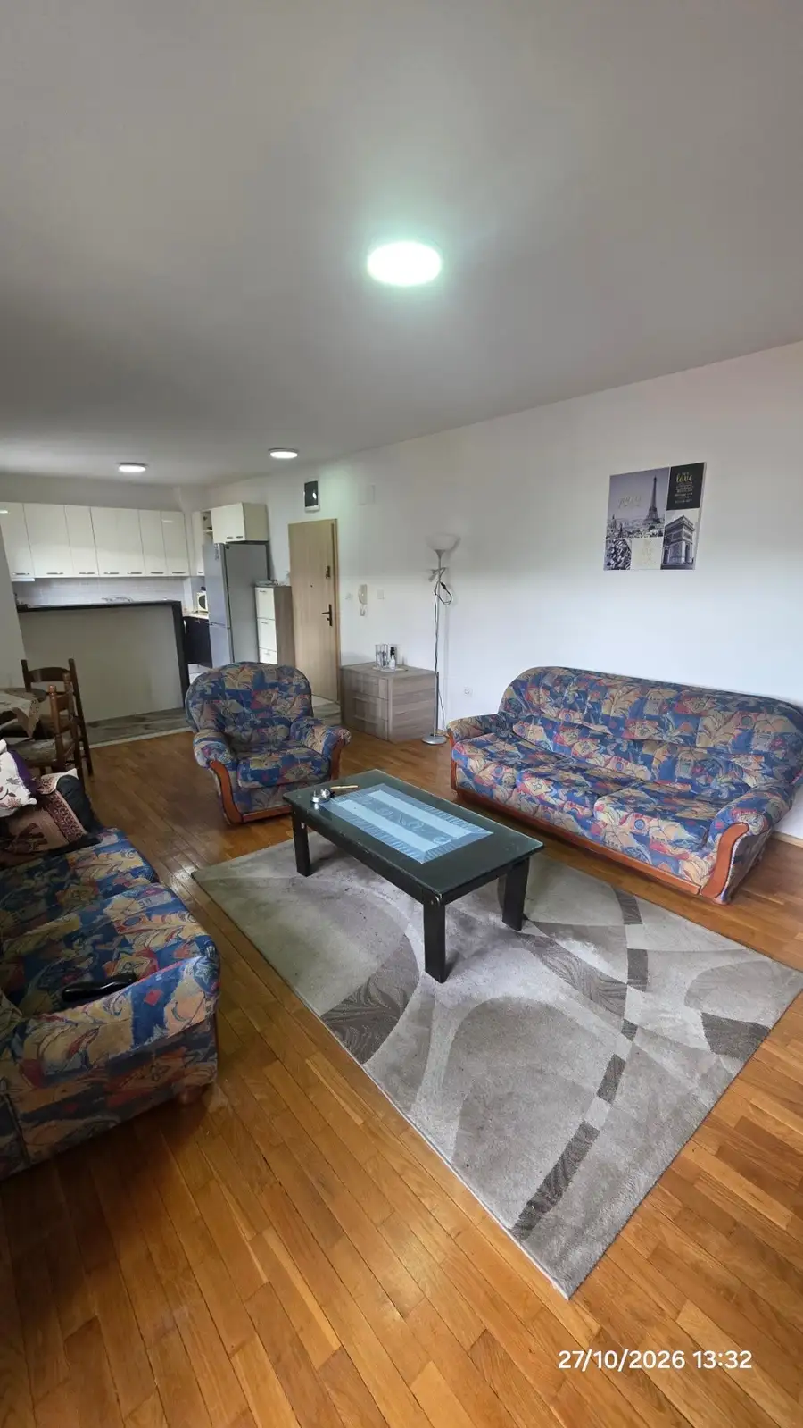 Shitet apartament 3-dhomësh në Qendër, afër Pestalozzi