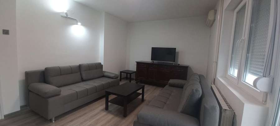 Се продава 3-собен стан во Центар, кај Хотел Holiday Inn - 1